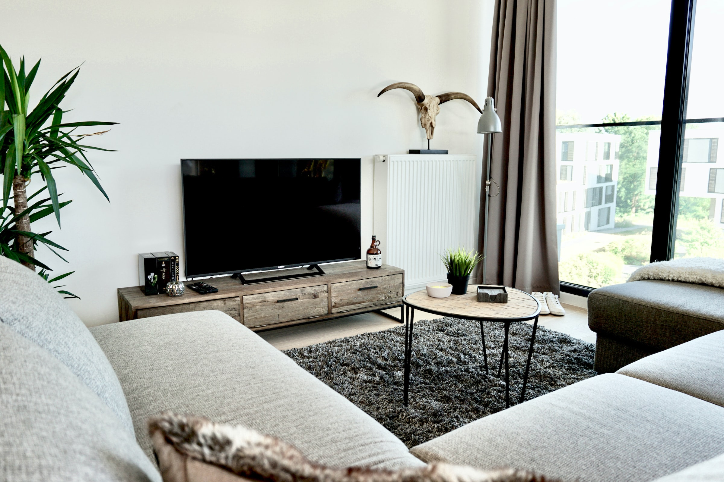 Read more about the article Få plads til et tv bord i stuen med et væghængt tv bord